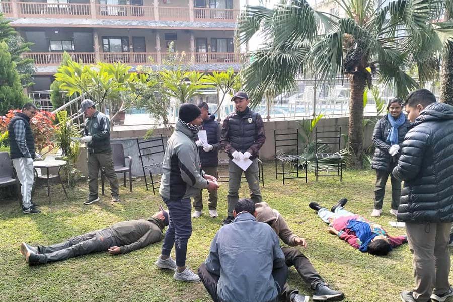 चितवनमा जंगल–सफारी गाइडका लागि वाइल्डरनेस फस्ट-एड तालिम सम्पन्न