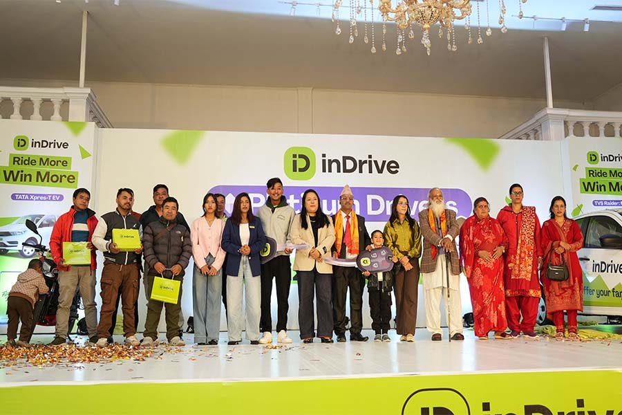 इनड्राइभले प्लेटिनम ड्राइभर गिभअवे क्याम्पेनका ग्रान्ड प्राइज विजेताहरूलाई पुरस्कार हस्तान्तरण गर्यो