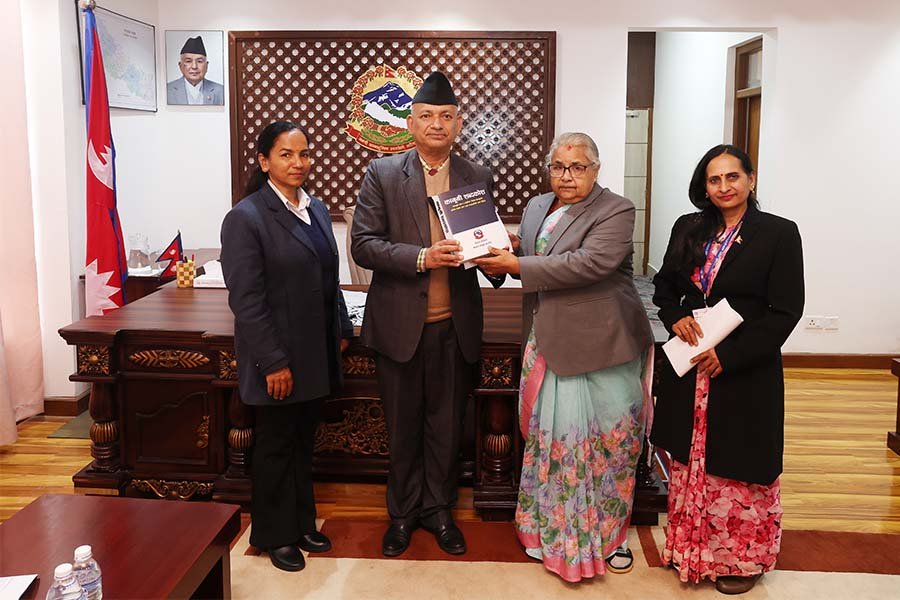 प्रधानमन्त्री सुशीला कार्कीलाई नेपाल कानुन आयोगले संविधान पुनरावलोकन अध्ययनबारे जानकारी गरायो