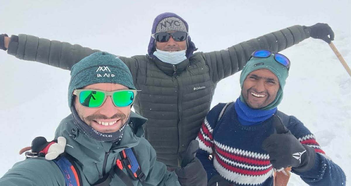 सांकेतिक भाषामार्फत हिमाल चिनाउँदै श्रवण अशक्त ट्रेकिङ गाइड